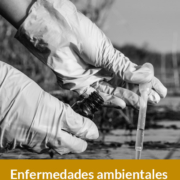 primer plano de una manos con guantes bllancos extrayendo con un gotero una muestra de una superficie acuática. En escala de grises.