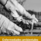 primer plano de una manos con guantes bllancos extrayendo con un gotero una muestra de una superficie acuática. En escala de grises.